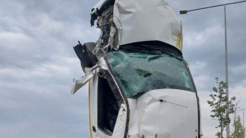 Bursa’da direğe çarpan hafif ticari araç şaha kalktı