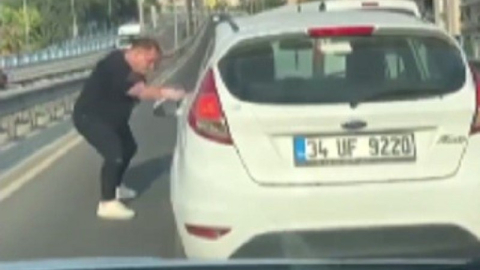 Trafikte korku dolu anlar: Yol kesip kadın sürücünün...