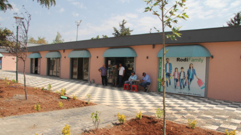 Depremzede esnaflar dükkanlarına kavuştu