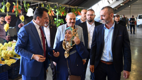 Başkan Dündar, pazarcı esnafının yanında