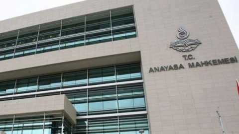 Anayasa Mahkemesi, üç siyasi partinin kapanmasına karar verdi