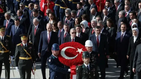 Devlet erkanı Ata'nın huzurunda