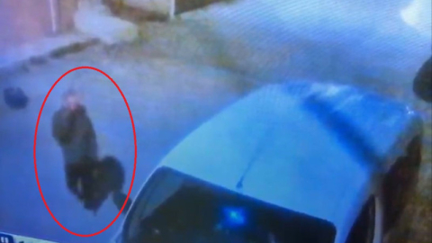 Park halindeki aracı bakın nasıl soydu!