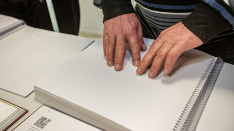 Göremedikleri fotoğrafları, dokunarak anladılar