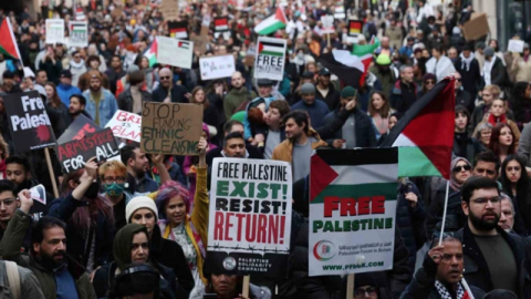 İngiltere’de 300 bin kişi Gazze Şeridi’nde “ateşkes” için yürüdü