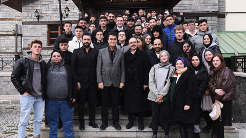 Başkan Dündar, zirvede gençlerle buluştu 