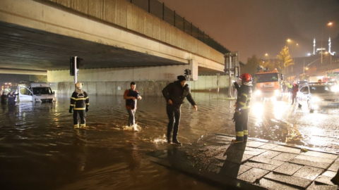 Gaziantep’te yağış nedeniyle köprülü kavşakta 5 araç sular altında kaldı