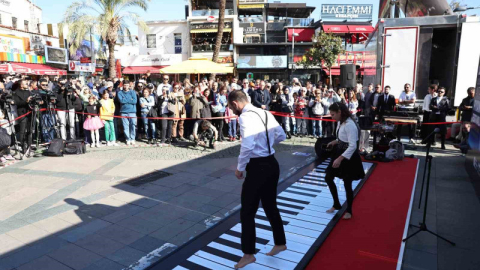 Piyanonun ustaları hünerlerini sokakta sergiledi