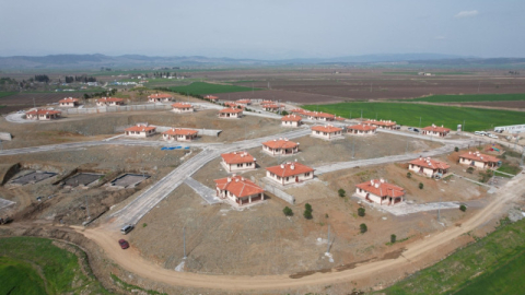 Depremin merkezinde depremzedeler bir bir evlerine yerleşiyor