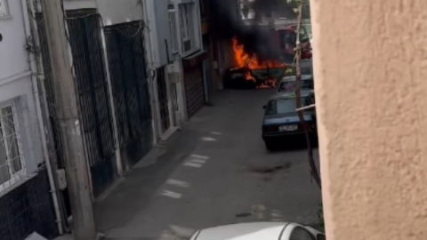 Bursa’da otomobil sokak ortasında alevlere teslim oldu