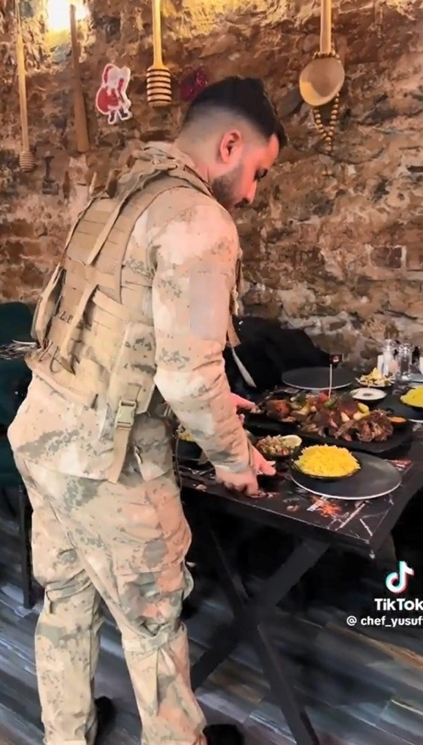 Askeri üniformalı garsona 7,5 yıla kadar hapis istemi - 1