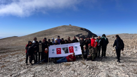 BUÜ Uludağ'ın zirvesinde Cumhuriyet Bayramı'nı kutladı