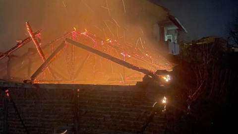 Bursa'da 2 katlı bina alevlere teslim oldu