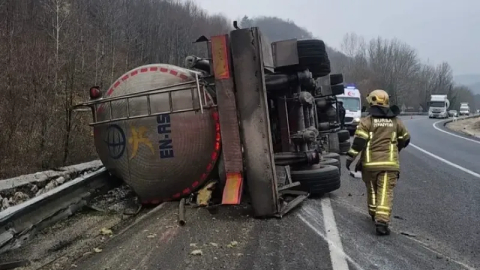 Bursa'da asit taşıyan tır devrildi