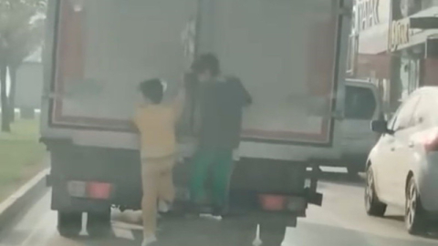 Bursa'da çocukların tehlikeli oyunu kameraya yansıdı