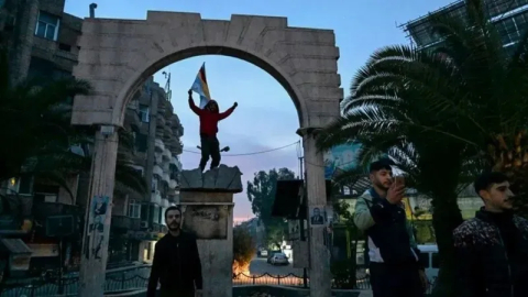 Esad rejimi düştü! Halk Şam meydanına indi