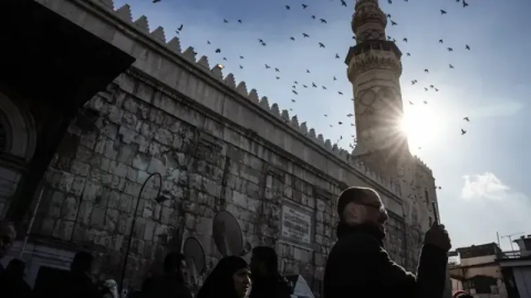 Esad sonrası ilk cuma namazı: Suriyeliler Emevi Camii'ne akın etti