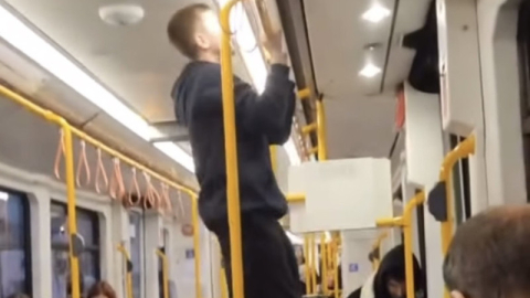 Metroda şaşkın bakışlar içinde barfiks çekti