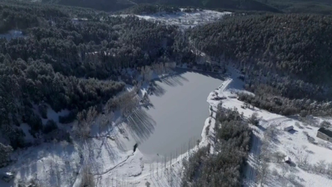 Uludağ'ın buz tutan göllerine girerek soğuk suyun keyfini çıkarıyor