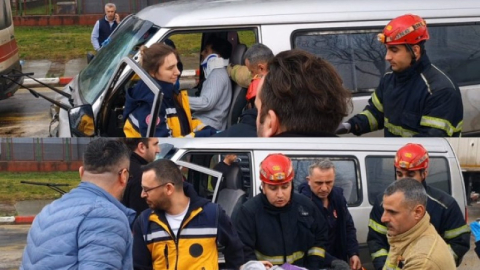 Bursa'da duran tıra çarpan minibüsteki 3 kişi yaralandı!