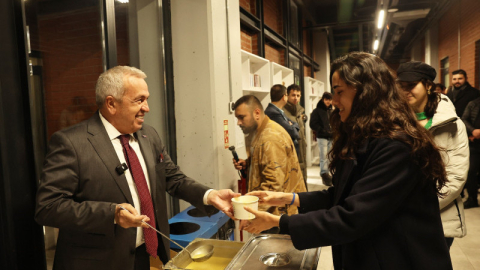 Finallere hazırlanan öğrencilere Başkan’dan çorba ikramı