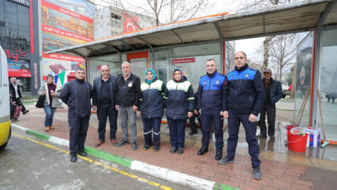 Gemlik’te otobüs durakları temizlendi