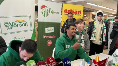 Bursaspor Yörsan'ın oyuncuları, Özhan Market’te taraftarlarla bir araya geldi