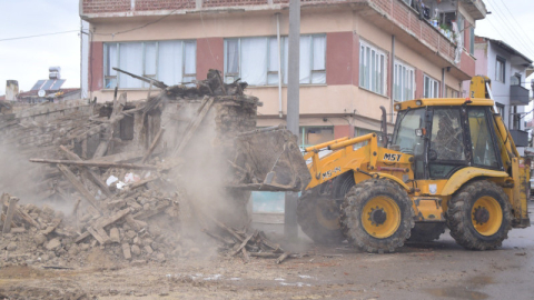 Yenişehir'de metruk binalar yıkılıyor