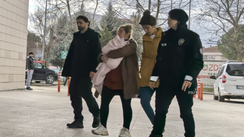 Böyle anne olmaz! Kucağında bebekle hırsızlık peşinde...