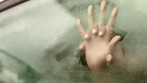 Kocasının yasak aşkını kaydetti! Başına gelmeyen kalmadı...