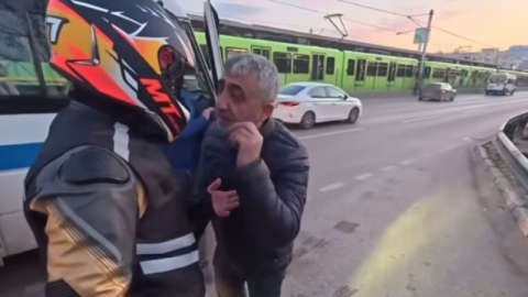 'Lan' kelimesini duyunca el frenini çekip kavgaya tutuştu