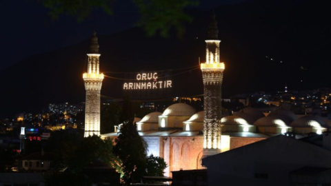 Ramazan’ın habercisi ‘mahya’ Ulucami’ye asıldı!