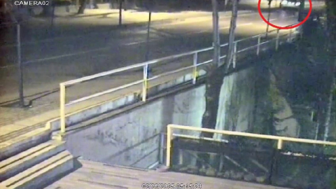 Orta refüje çıkan sürücü hiçbir şey yokmuş gibi yoluna devam etti