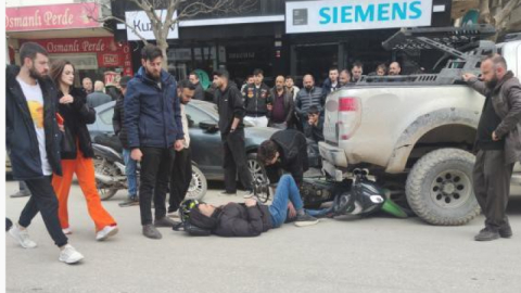 Devrilen motosiklet aracın altına girdi!