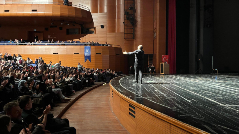 Sunay Akın ile ‘Mahya Işıkları’