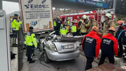 Bayram dönüşü feci kaza! Tırın altına giren otomobil kağıt gibi ezildi