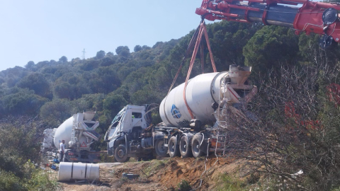 Beton mikseri yan yattı, sürücü ağır yaralandı