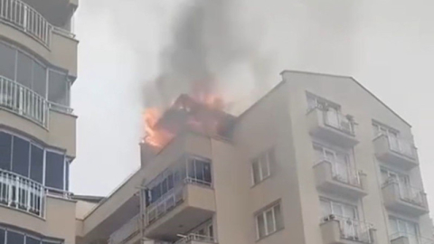 Bursa'da 5 katlı binanın çatısı alevlere teslim oldu