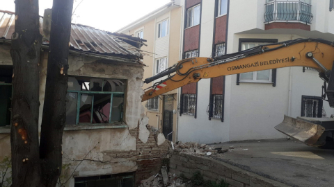Osmangazi’de metruk binalar yıkılıyor
