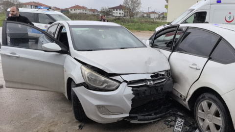 İnegöl'de kontrolden çıkan otomobil park halindeki araçlara çarptı