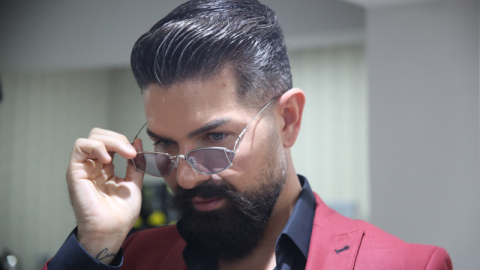 Ünlü sanatçının altın gözlüğüne değer biçilemiyor