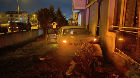 Bursa'da zincirleme kaza! Araç site bahçesine uçtu