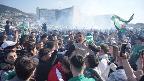 Bursasporlu taraftarlardan şampiyonluk coşkusu