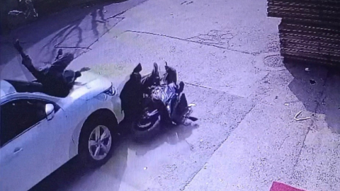 Bursa'da motosikletli aracın üstüne uçtu!