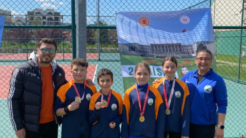 Osmangazi’nin genç raketleri kortta yıldızlaştı