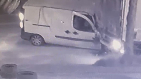 Tırın altına giren araçtan kendi imkanlarıyla böyle çıktı