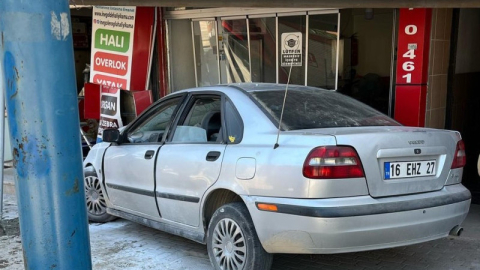 Bursa'da kontrolden çıkan otomobil iş yerine daldı