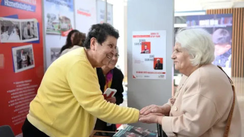 Şenal Sarıhan ve Zeki Sarıhan’a kitapseverlerden yoğun ilgi