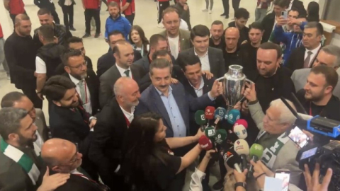 Faruk Çelik ve Mustafa Bozbey şampiyonluk kupasını birlikte kaldırdı