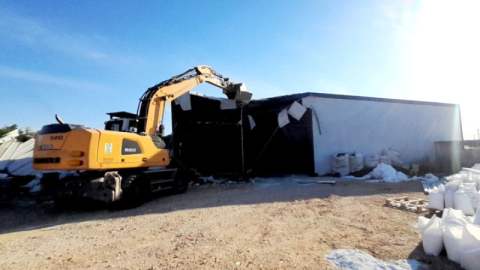 Osmangazi'de kaçak depo yıkıldı